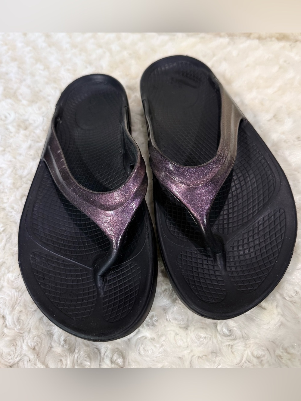 Oofos Women’s Black Flip-Flop Sandals with Shimmery Purple Straps, sz 8